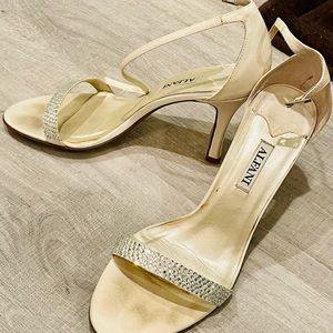 Alfani Off White Crystal Size 7 Pumps